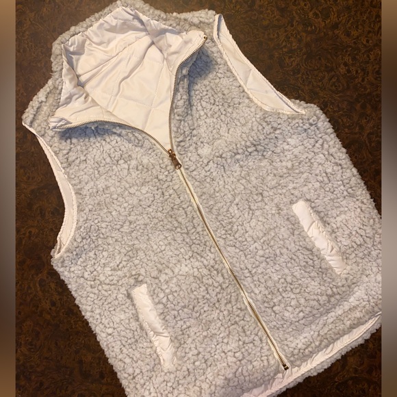 Women’s Reversible Sherpa/Quilted Vest in off white with goldtone accents - Picture 1 of 6